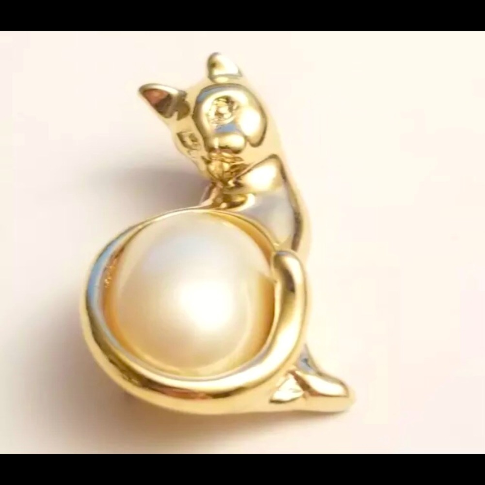 Trifari TM Gold cat